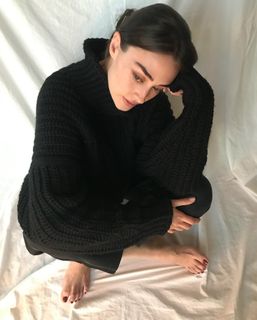 Esra Bilgiç feet photo thumbnail