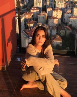Esra Bilgiç feet photo thumbnail