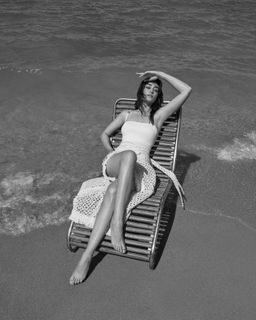 Esra Bilgiç feet photo thumbnail