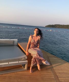 Esra Bilgiç feet photo thumbnail