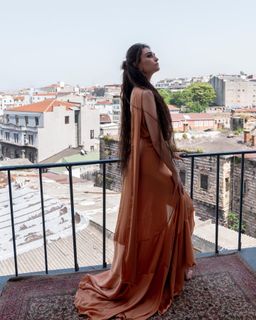 Esra Bilgiç feet photo thumbnail