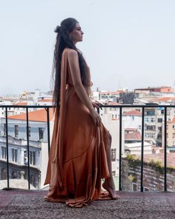 Esra Bilgiç feet photo thumbnail