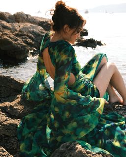 Esra Bilgiç feet photo thumbnail