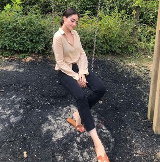 Esra Bilgiç feet photo thumbnail