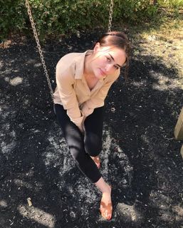 Esra Bilgiç feet photo thumbnail