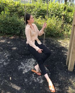 Esra Bilgiç feet photo thumbnail