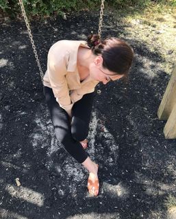 Esra Bilgiç feet photo thumbnail