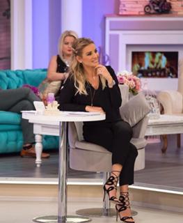 Esra Erol feet photo thumbnail