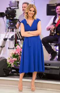 Esra Erol feet photo thumbnail