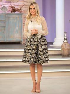 Esra Erol feet photo thumbnail