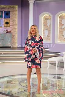 Esra Erol feet photo thumbnail