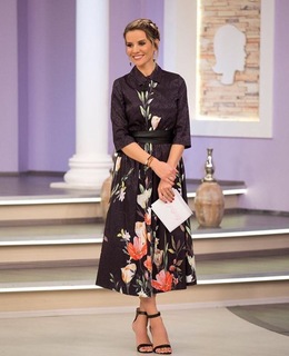 Esra Erol feet photo thumbnail