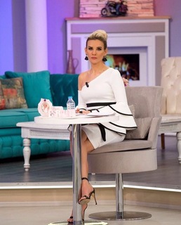 Esra Erol feet photo thumbnail