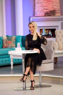 Esra Erol feet photo thumbnail