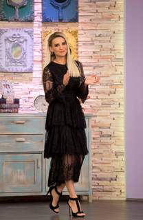 Esra Erol feet photo thumbnail