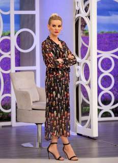 Esra Erol feet photo thumbnail