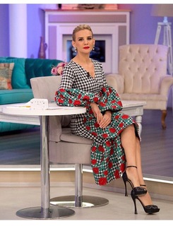 Esra Erol feet photo thumbnail