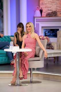 Esra Erol feet photo thumbnail