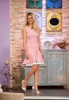 Esra Erol feet photo thumbnail