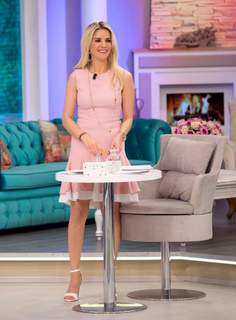 Esra Erol feet photo thumbnail