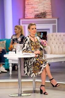 Esra Erol feet photo thumbnail