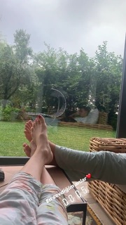 Esra Erol feet photo thumbnail