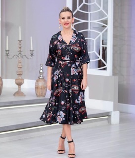 Esra Erol feet photo thumbnail