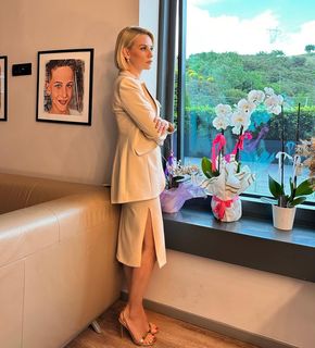 Esra Erol feet photo thumbnail