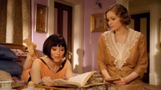 Essie Davis feet photo thumbnail