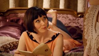 Essie Davis feet photo thumbnail