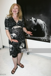 Essie Davis feet photo thumbnail