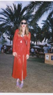 Este Haim feet photo 1
