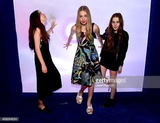 Este Haim feet photo 3