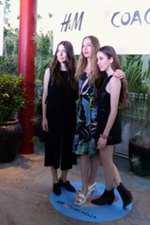 Este Haim feet photo 2