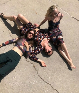 Este Haim feet photo 19