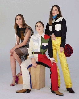 Este Haim feet photo 17