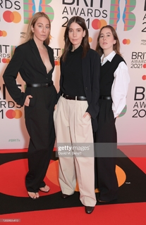 Este Haim feet photo 6