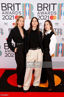 Este Haim feet photo 5