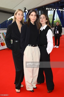 Este Haim feet photo 4