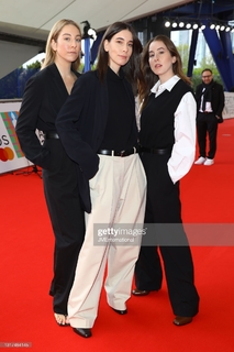 Este Haim feet photo 3