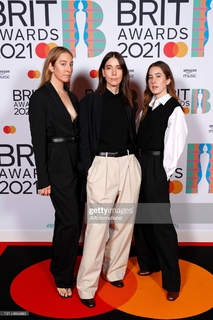 Este Haim feet photo 2