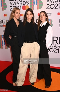 Este Haim feet photo 1