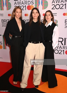Este Haim feet photo 20
