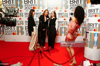 Este Haim feet photo 19