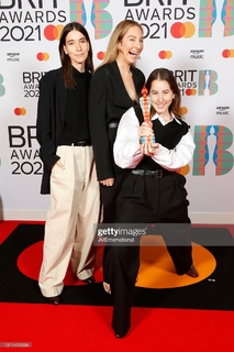 Este Haim feet photo 15