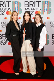 Este Haim feet photo 13