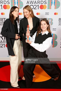 Este Haim feet photo 12