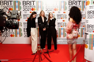 Este Haim feet photo 11