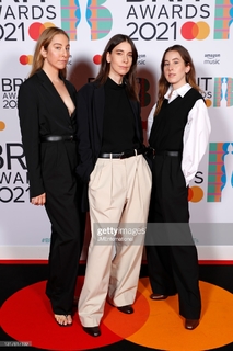 Este Haim feet photo 10