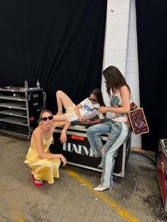 Este Haim feet photo 2